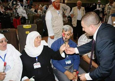 استقبال الحجاج الفلسطينيين بمعبر رفح البري بالزهور